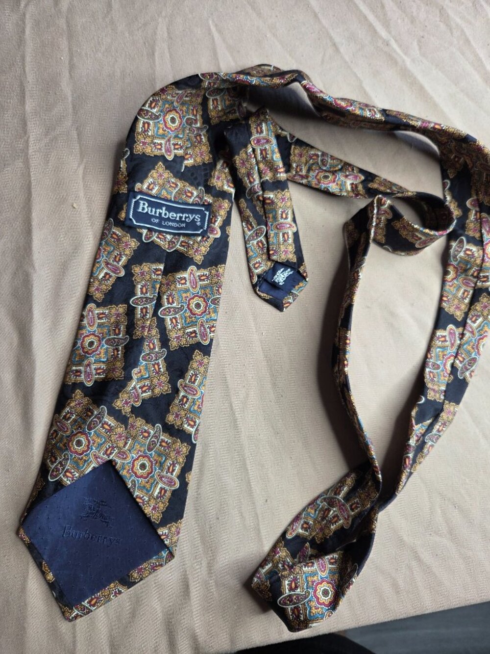 RARE Vintage Burberry London 100% Silk Black Paisley Medallion Neck Tie - Picture 5 of 7